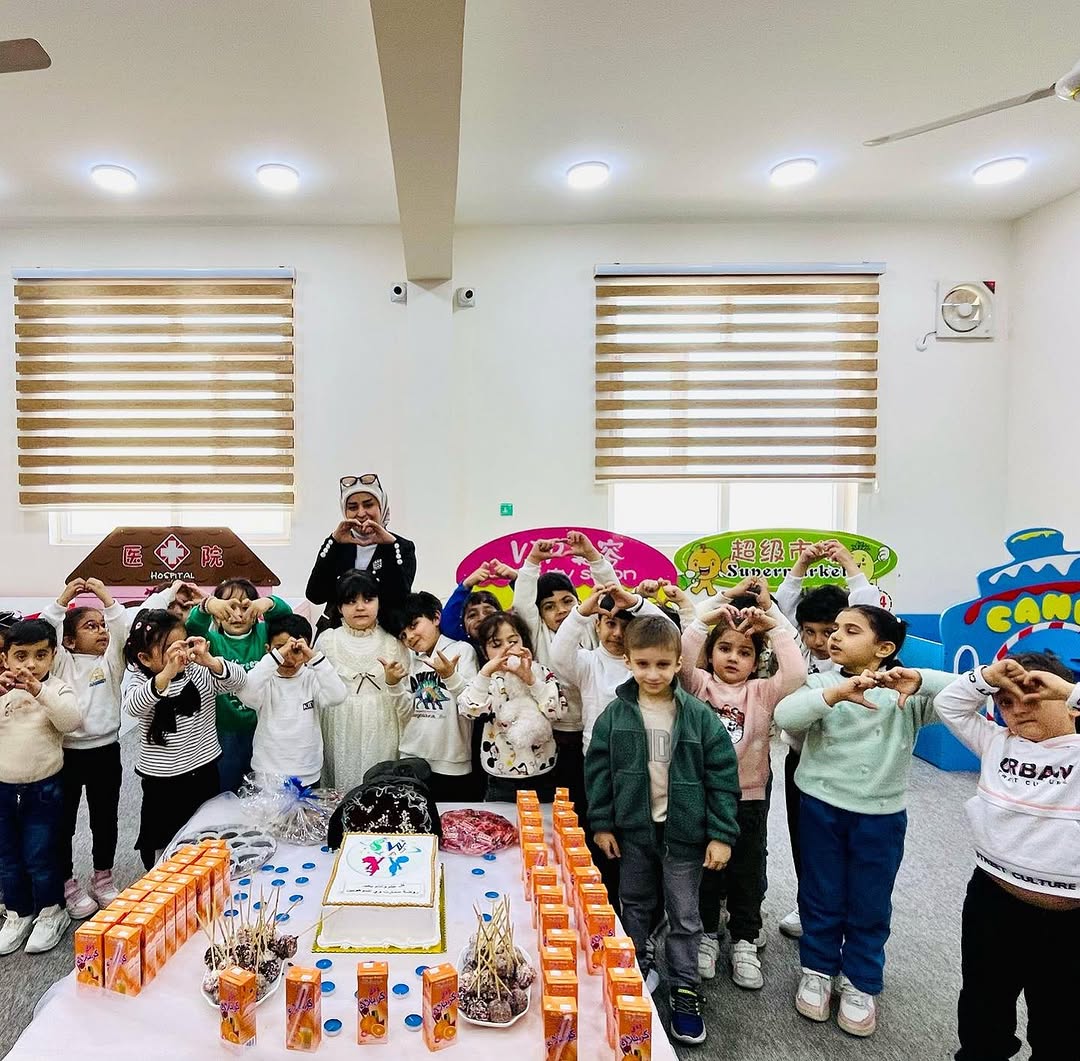 توزيع الكيك والعصائر