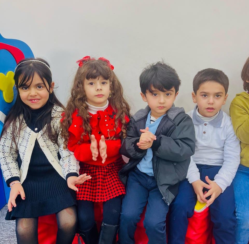 توزيع الورود على المعلمين